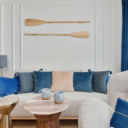 Luxury With Balcony By Renters Appartamento