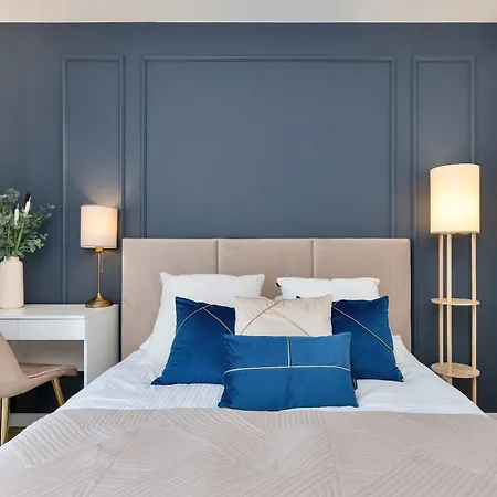 Luxury With Balcony By Renters Appartamento