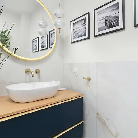 Luxury With Balcony By Renters Appartamento